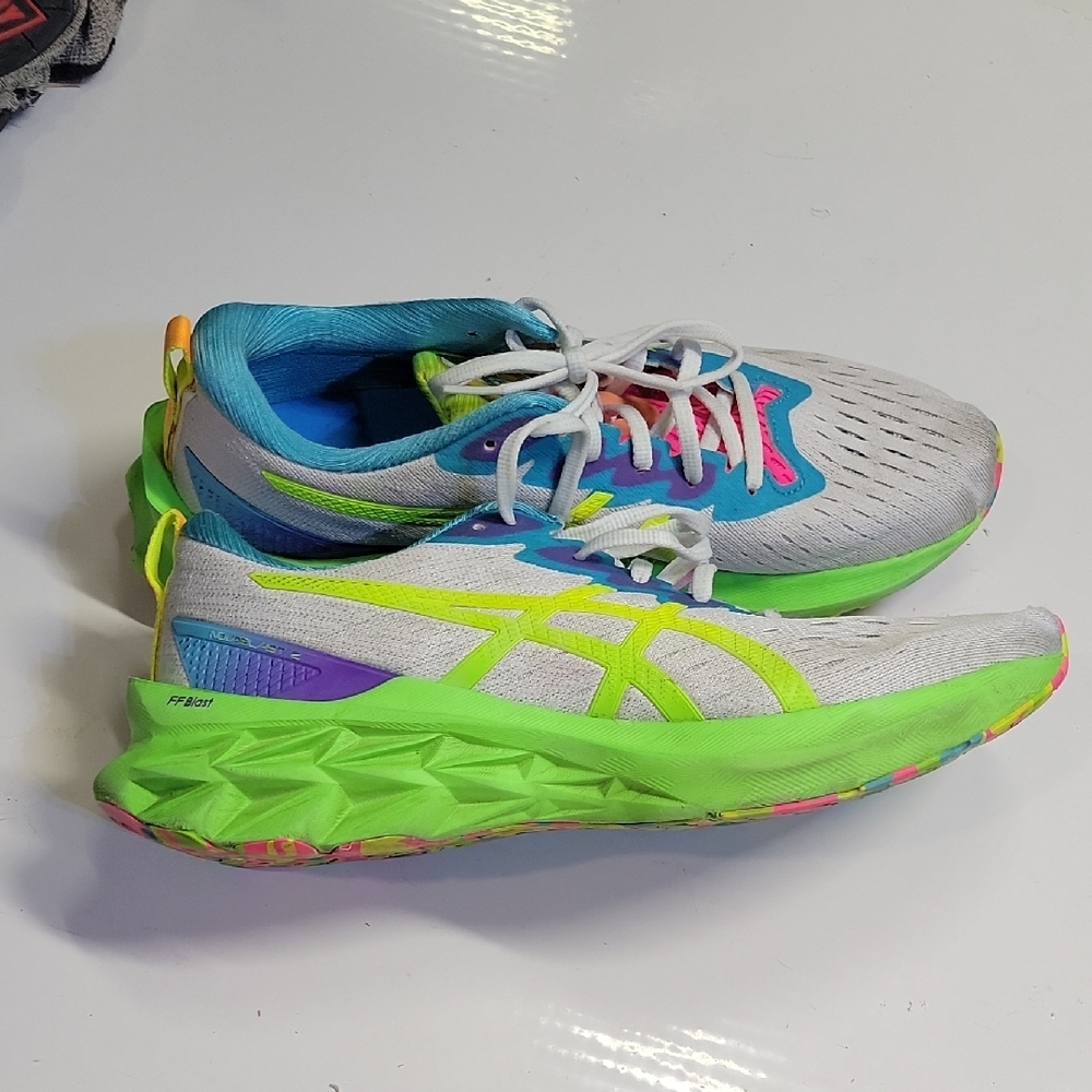 Mens 11.5 ASICS Novablast 2 running shoes in the "White/Safety Yellow" Great. - Picture 3 of 7